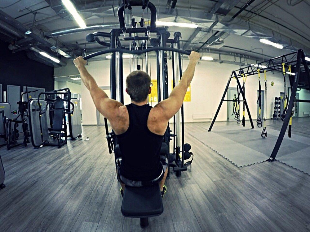 Тяга к груди. Lat Pulldown верхний блок. Тяга верхнего блока к груди широким хватом. Тяга сверху Pulldown. Wide Grip lat Pulldown.