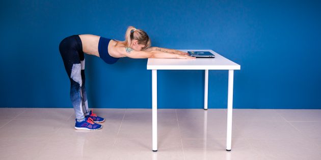 Самые простые упражнения: растяжка плеч на столе