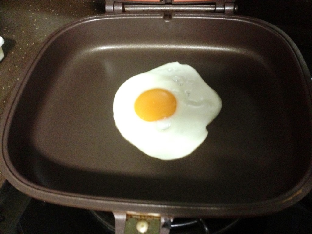 Калорийность яйца на сливочном масле. 100 Грамм яичницы. Яйцо жареное без масла. Яичница без масла. Яичница 1 яйцо.