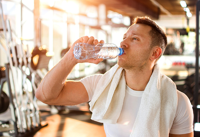 Спортсмен пьет воду