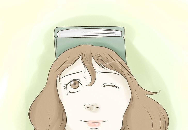 Приучите ребенка ходить с книгой на голове и держать спину ровно
