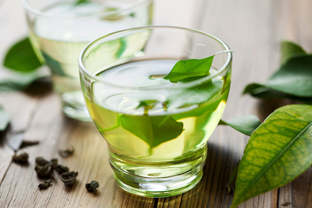Травяные чаи очищают кишечник от шлаков, оказывают желчегонное и мочегонное действие