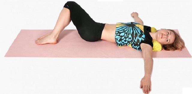 Здоровая спина с помощью валика из полотенца: упражнения для позвоночника